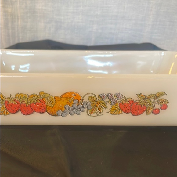 Vintage fire king anchor hocking White Baking Dish with Fruit Design - Picture 2 of 3